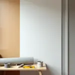 Внутренний балкон, разделённый на зоны: деревянная вагонка, ПВХ панели и декоративная штукатурка, инструменты и материалы для ремонта на переднем плане